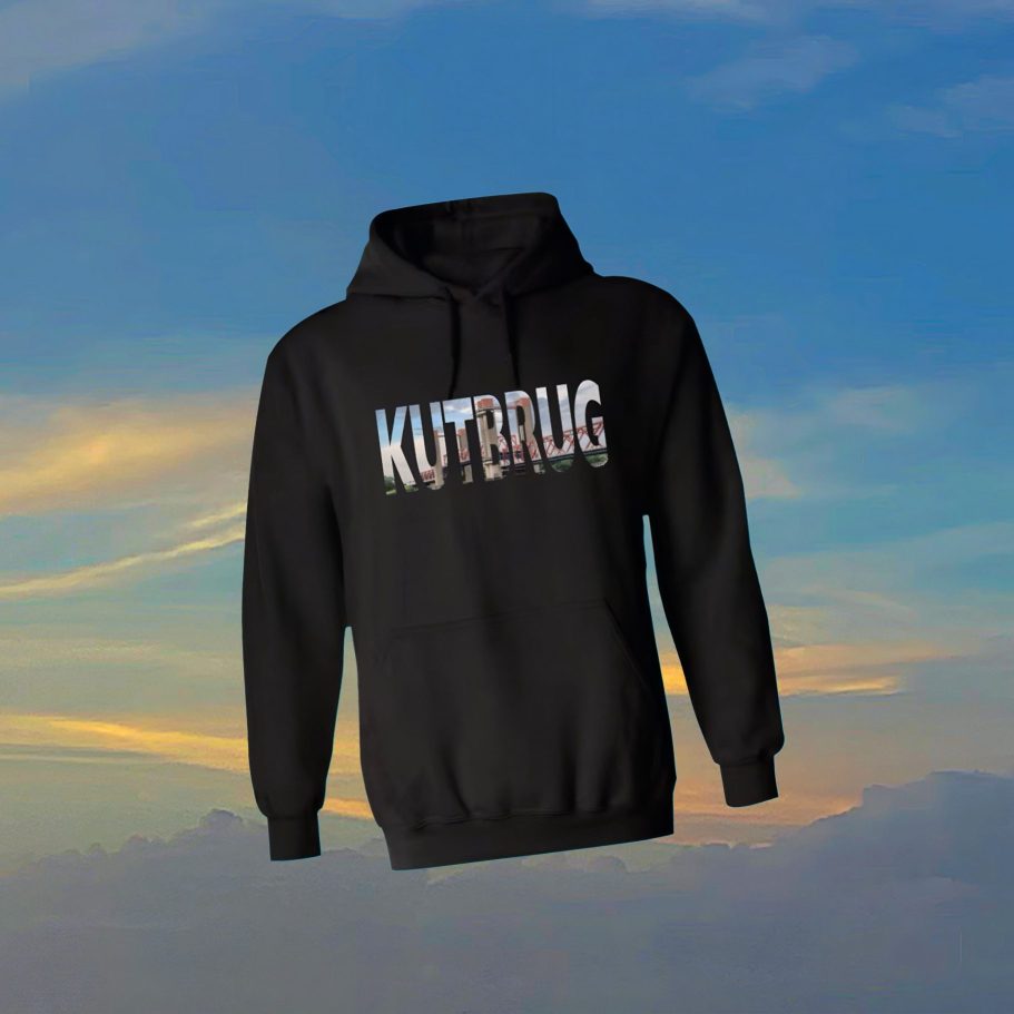 "KUTBRUG" de bestseller van KledingKracht op onze hoodie Zwarte hoodie met het opschrift "KUTBRUG" in opvallende letters.